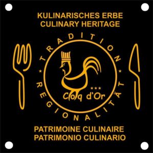 Coq_Siegel_Backgroundblack_mit_Loecher